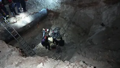 Motosikletle parktaki 5 metrelik çukura düştü