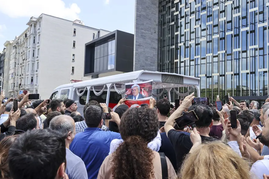 Cüneyt Arkın'ı binlerce kişi gözyaşlarıyla uğurladı 51 Cüneyt Arkın'ı binlerce kişi gözyaşlarıyla uğurladı 51