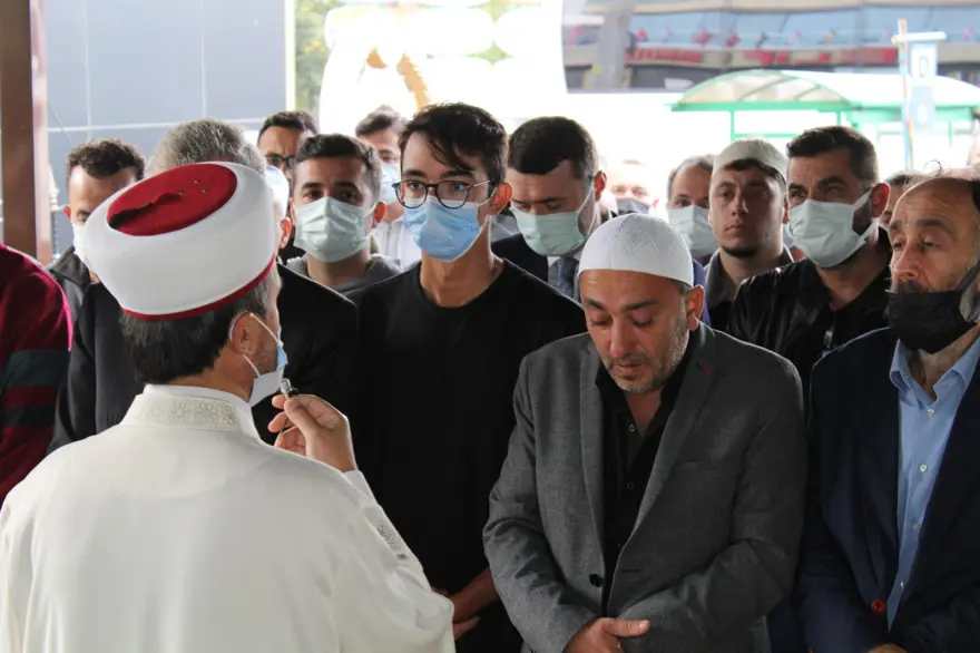 Mete Gazoz'un anneannesi son yolculuğuna uğurlandı 3 Mete Gazoz'un anneannesi son yolculuğuna uğurlandı 3