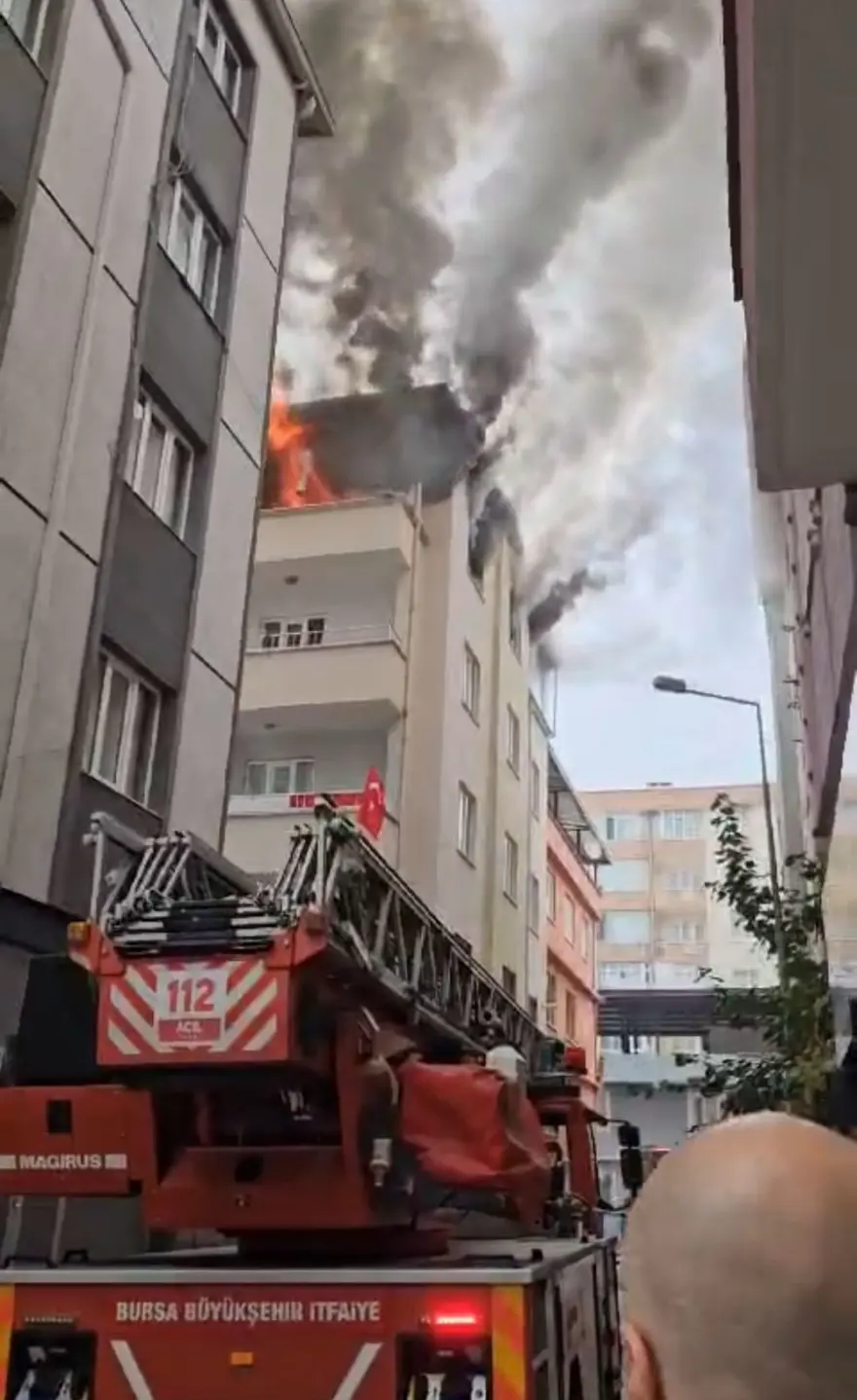 Sinir krizi geçirip, evi ateşe verdi Sinir krizi geçirip, evi ateşe verdi