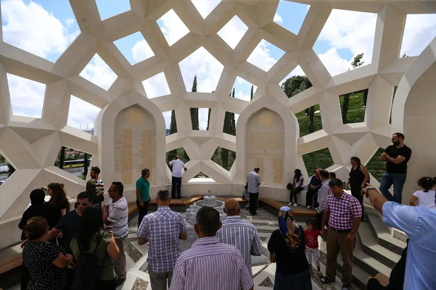"Şehitler Makamı"na yoğun ilgi "Şehitler Makamı"na yoğun ilgi
