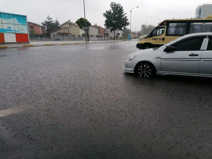 İstanbul'da sağanak yağış devam ediyor: Meteoroloji uyarmıştı 1