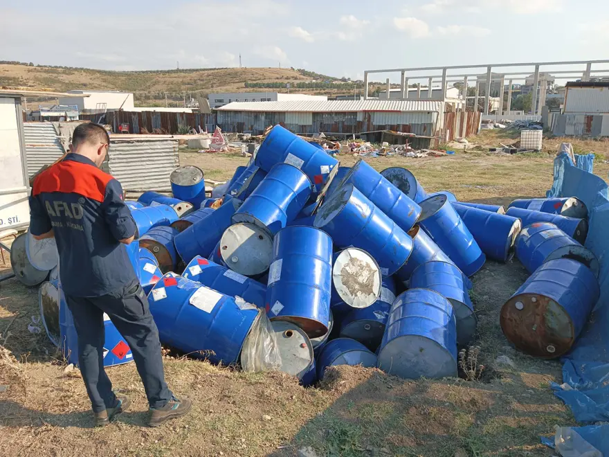 Boş arsada zehirli 80 varil bulundu 4