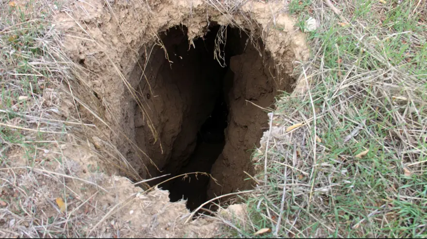 Fay hattı boyunca oluştu, derinliği 6 metreyi buluyor 