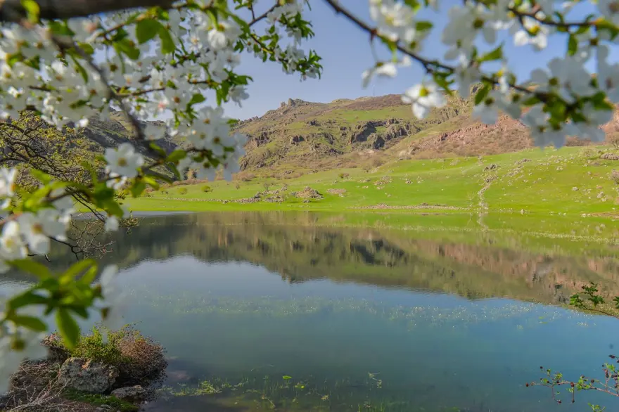 Sülüklü Göl'de ilkbahar renkleri 1