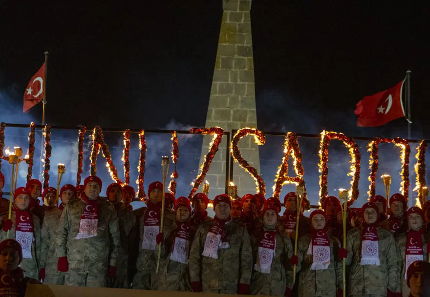 Sarıkamış şehitleri meşaleli yürüyüşle anıldı 4 Sarıkamış şehitleri meşaleli yürüyüşle anıldı 4