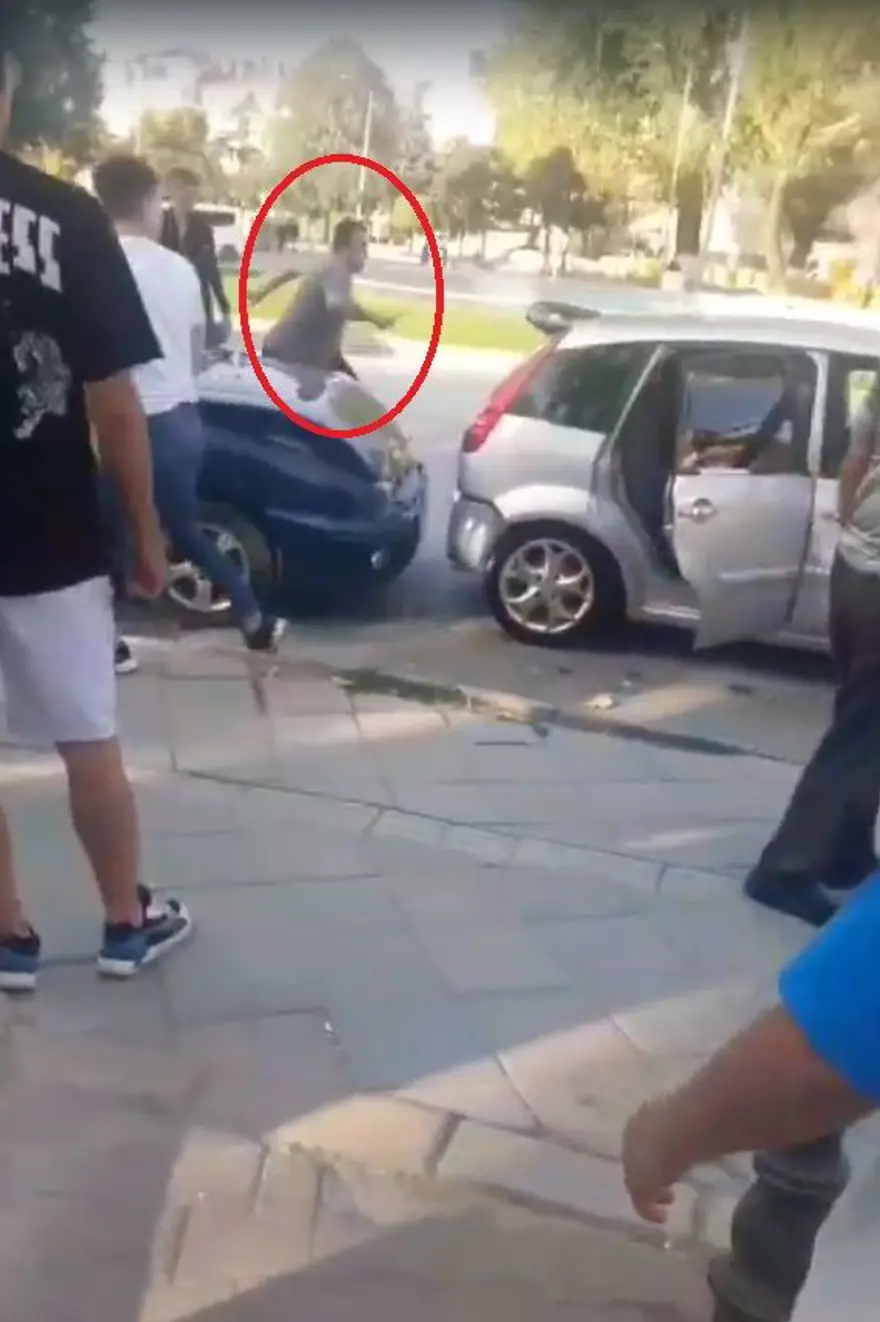 Arabasını tekmeleyen adamı, bıçakla kovaladı Arabasını tekmeleyen adamı, bıçakla kovaladı