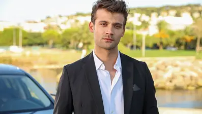 Caner Topçu "Barış" karakteriyle Aynadaki Yabancı dizisinde (Caner Topçu kimdir?)