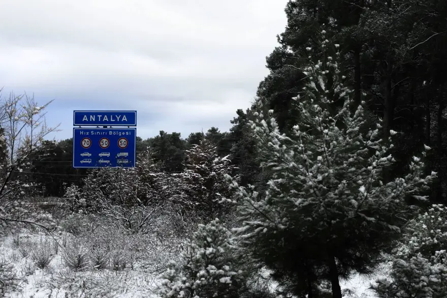 Antalya’ya 29 yıl sonra kar yağdı 27 Antalya’ya 29 yıl sonra kar yağdı 27