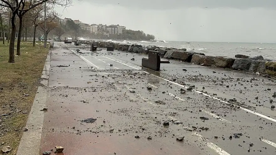 Kadıköyve Bağcılar'da fırtınayla birlikte sağanak yağış 8