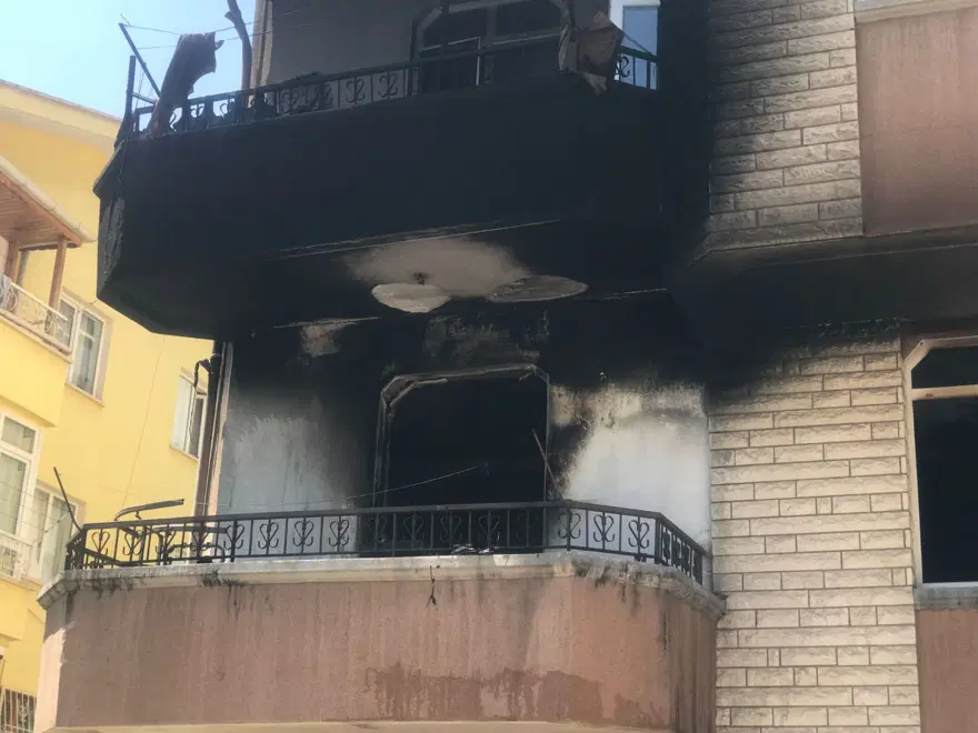 Ankara’da televizyon patladı, daire yandı (2 kişi hastaneyekaldırıldı) 1 Ankara’da televizyon patladı, daire yandı (2 kişi hastaneyekaldırıldı) 1