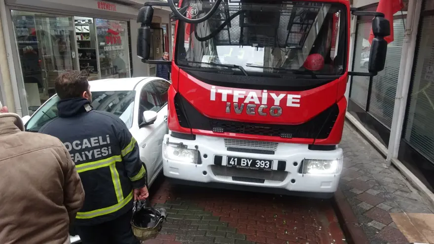 Yangına giden itfaiye aracı hatalı park yüzünden sokakta sıkıştı 3