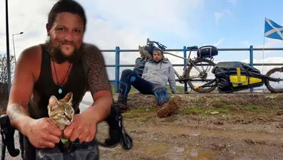 Yolda bulduğu kediyle dünya turu yaptı