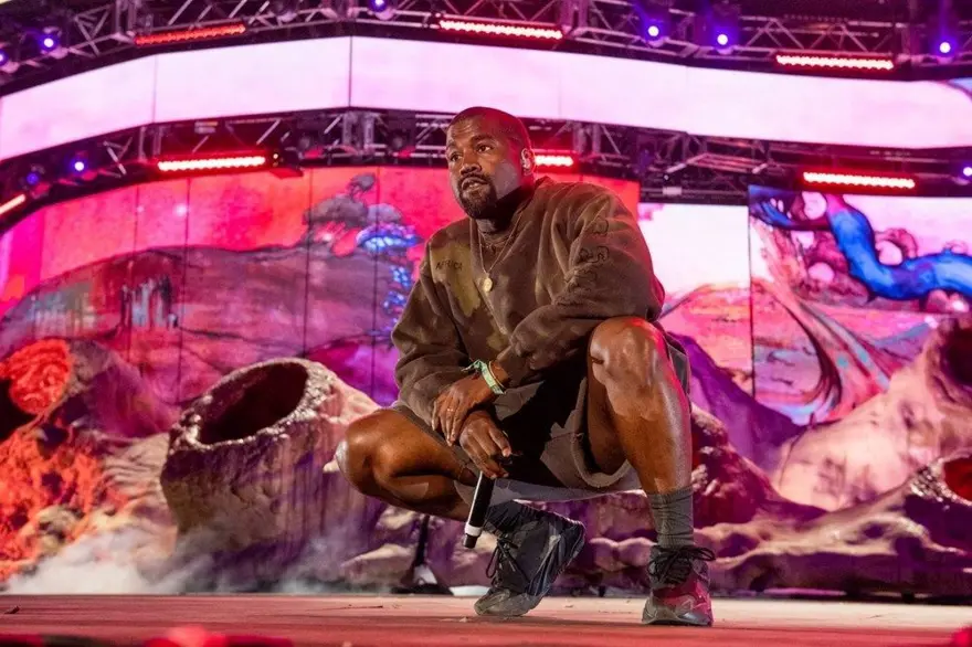 Kanye West boş stadyumda konser verdi 7 Kanye West boş stadyumda konser verdi 7