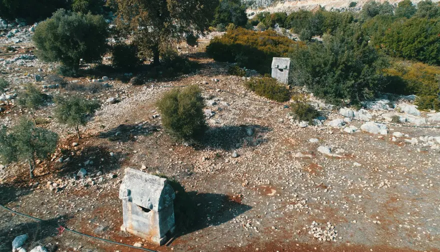 Binlerce yıllık tarihi eserin önüne ev yaptı 1