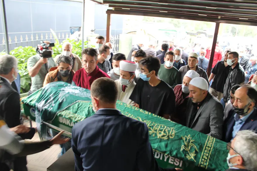 Mete Gazoz'un anneannesi son yolculuğuna uğurlandı 8 Mete Gazoz'un anneannesi son yolculuğuna uğurlandı 8