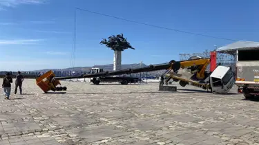Sahne kurulumunda vinç devrildi: 1 yaralı