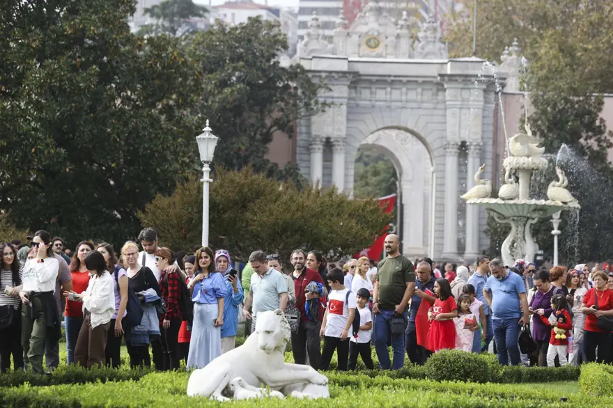 Dolmabahçe Sarayı'na Cumhuriyet'in 100. yılında ziyaretçi akını 1 Dolmabahçe Sarayı'na Cumhuriyet'in 100. yılında ziyaretçi akını 1
