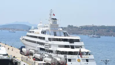 “Lady Moura”ya Bodrum’da 16 milyon liralık yakıt takviyesi |(Güvertesinde kumsal, içinde tam donanımlı hastane var)