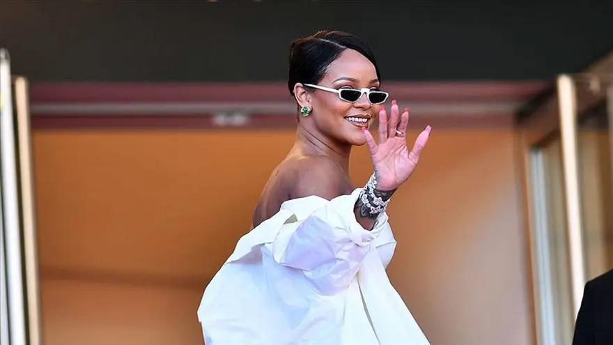 RIHANNA PARTİDE SAHNE ALACAK 3