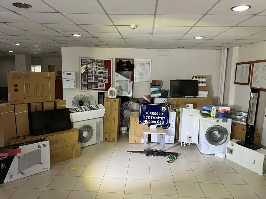 Deprem yardımlarını satan 1'i öğretmen 4 kişi tutuklandı 1