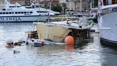 Hırvatistan’da şiddetli yağış ve fırtına: Feribotun çarptığı gemi battı
