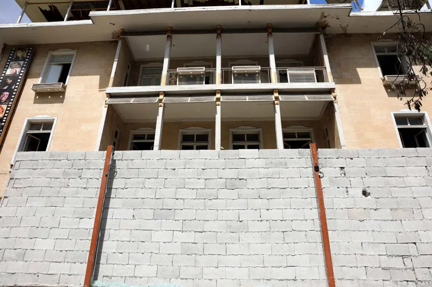 100 yıllık taş binanın kapıları, hırsızlara karşı briket örülerek kapatıldı 
