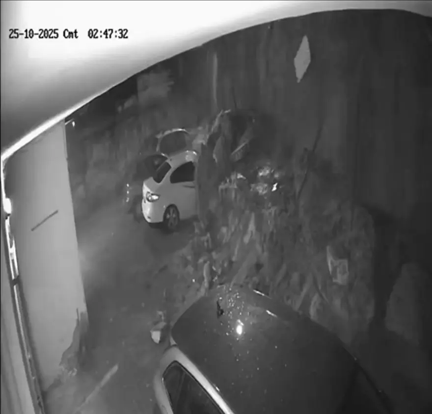 İstanbul'da istinat duvarı araçların üzerine devrildi 3