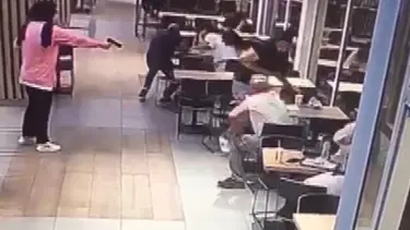 Öfkeli kadın, kendisiyle ilişkiye girdiğini iddia ettiği kişiye kafede kurşun yağdırdı