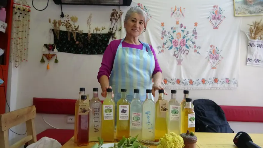 Dağlarda yetişen bitkileri toplayıp üretiyor: "Vücudun süpürgesi" olarak görülüyor 1