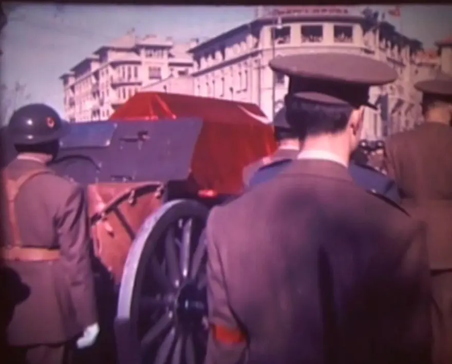 Atatürk’ün naaşının Anıtkabir’e naklinin renkli görüntüleriortaya çıktı 2 Atatürk’ün naaşının Anıtkabir’e naklinin renkli görüntüleriortaya çıktı 2