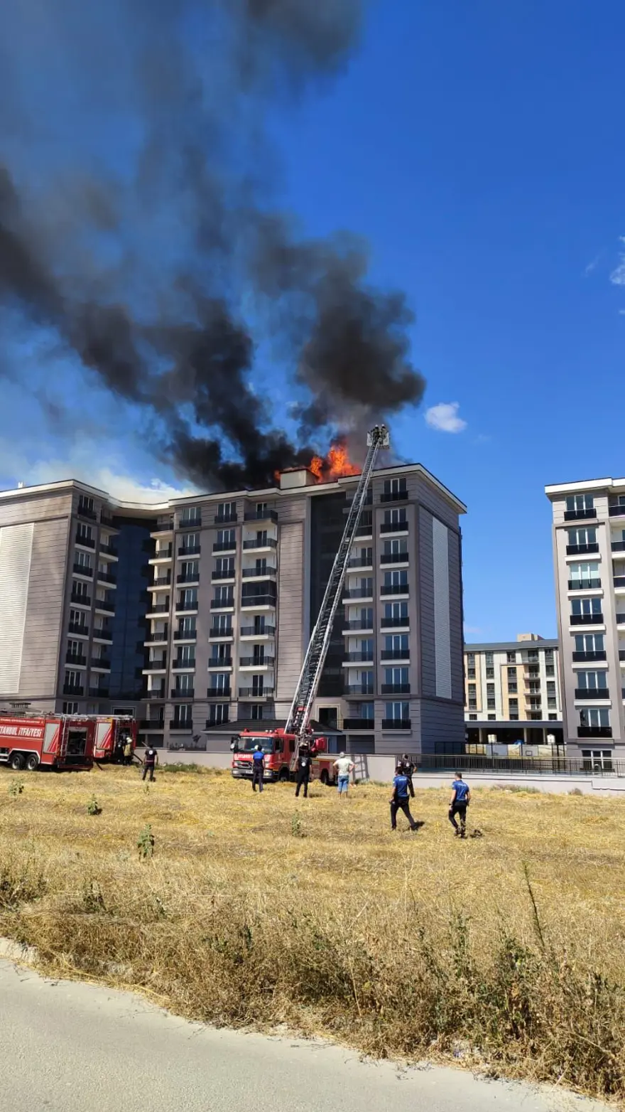 İstanbul'da 9 katlı binada yangın paniği 3