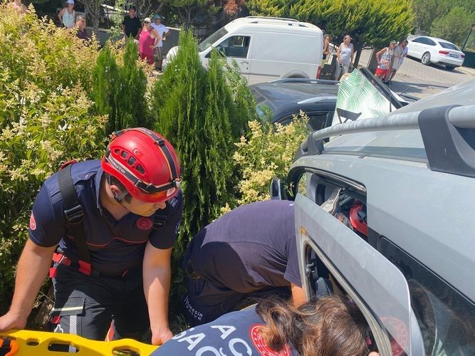 Park halindeki araca çarpıp çukura düştü