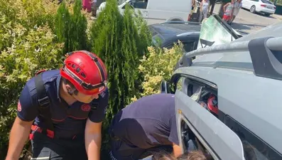 Park halindeki araca çarpıp çukura düştü