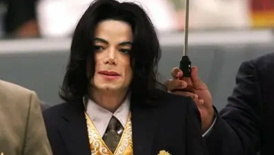 Michael Jackson filminin vizyon tarihi yine ertelendi: ''Anlaşma şartları ihlal edildi'' iddiası