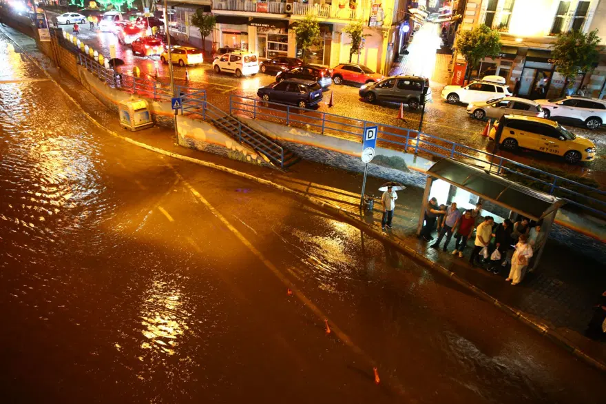 Kuvvetli sağanak birçok ilde hayatı felç etti: Sele kapılan 3 kişi hayatını kaybetti, 1 bebek kayıp 27
