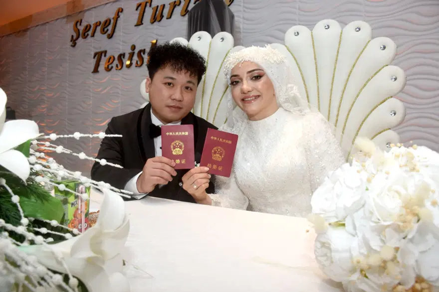 Rize'ye Çinli damat: Nikahı kıyan İsmail Hakkı Çiftçi'nin esprisi salonu güldürdü 