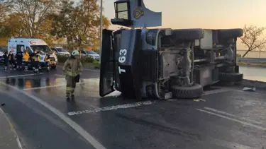 Küçükçekmece D-100'de TOMA devrildi