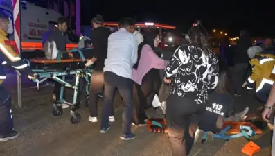 Çarpışan otomobiller kaldırıma yayaların üzerine savruldu: 11 yaralı