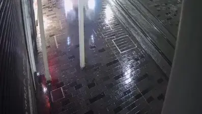 İstiklal Caddesi’nde faciadan dönüldü: Hızla geldi, direğe çarptı