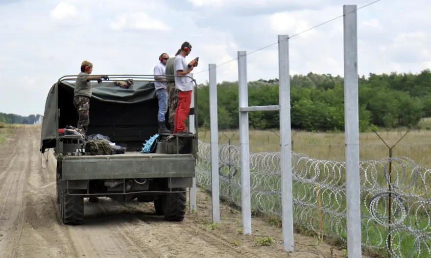 Macaristan-Sırbistan sınırına tel örgü 10 Macaristan-Sırbistan sınırına tel örgü 10