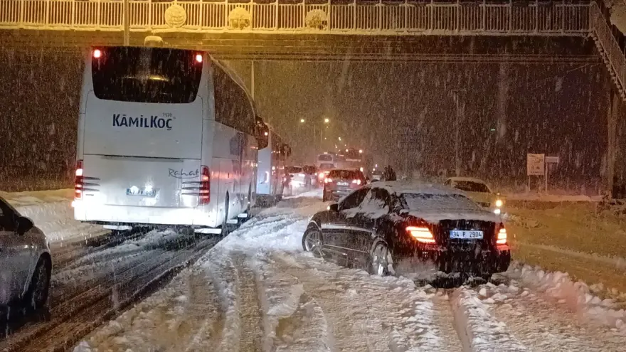 Yoğun kar ve buzlanma etkisi: Bolu'da trafik kazaları yolu tıkadı 19