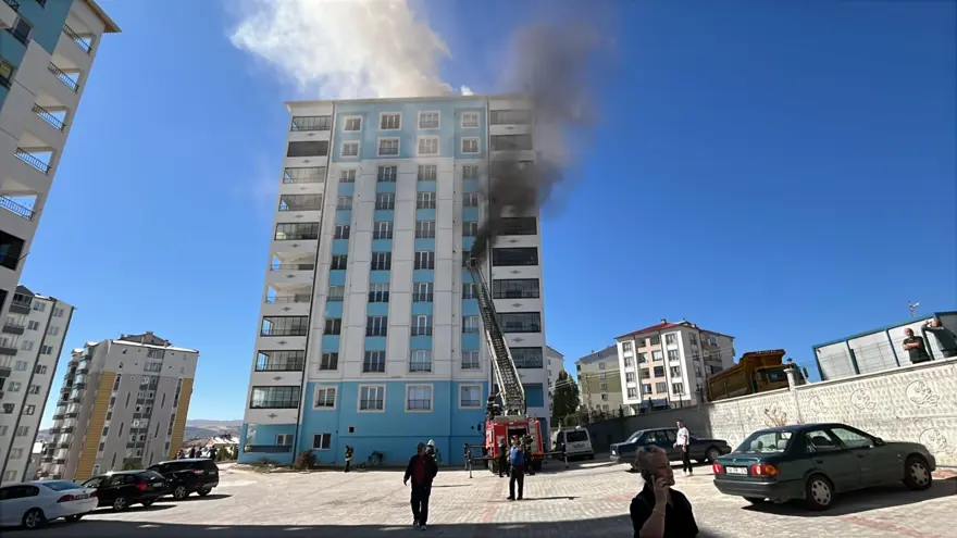 Sivas'ta 10 katlı apartmanda yangın: Can pazarı yaşandı 
