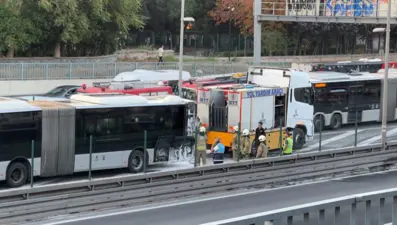 İstanbul'da metrobüs yandı, trafik dur kalk ilerliyor