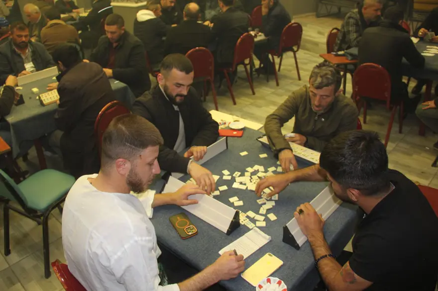 Görüntüleri viral olmuştu! Tek başına okey oynayan adam artık yalnız değil 3 Görüntüleri viral olmuştu! Tek başına okey oynayan adam artık yalnız değil 3