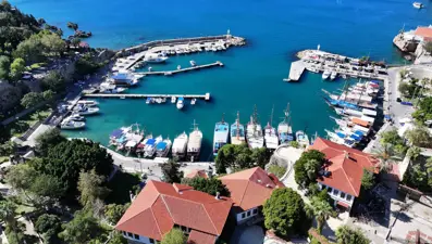 Hava sıcaklığı 28 derece ölçülen Antalya'da sahillerde hareketlilik yaşandı