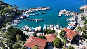 Hava sıcaklığı 28 derece ölçülen Antalya'da sahillerde hareketlilik yaşandı