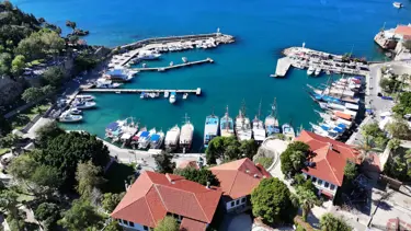 Hava sıcaklığı 28 derece ölçülen Antalya'da sahillerde hareketlilik yaşandı