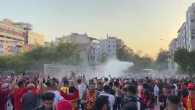 Göztepe-Fenerbahçe maçı öncesinde İzmir sokakları karıştı: Ali Koç taraftar otobüsünde