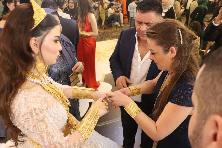 Düğünde dolarlar havada uçuştu: Geline 7 kilo altın takıldı 8
